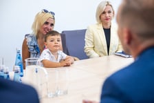 <p>Kierowca MPK uratował duszące się dziecko. Do bohaterskiej akcji doszło w niedzielę, 18 sierpnia, przy placu Jana Pawła II we Wrocławiu. Na zdjeciu - dziecko z matką w siedzinie MPK</p>